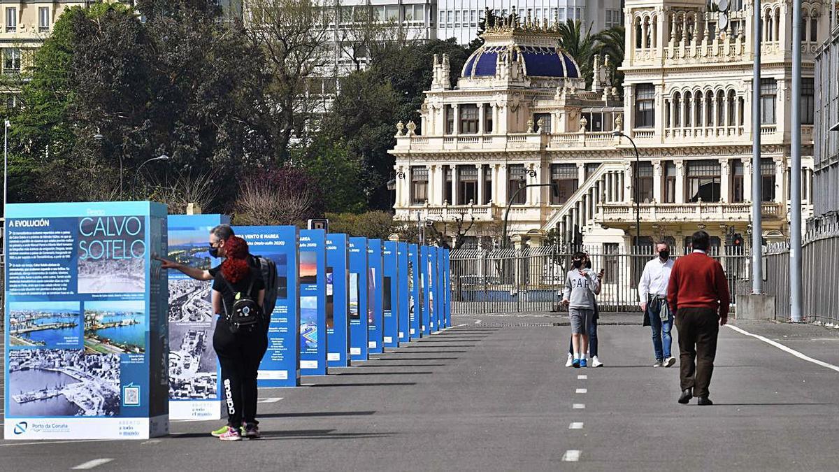 Viandantes en el muelle de Trasatlánticos, el pasado fin de semana.   | // VÍCTOR ECHAVE