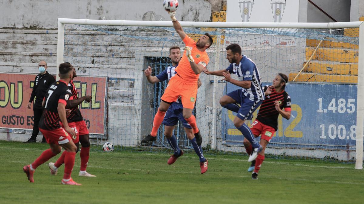 El portero y capitán del Hércules Ismael Falcón despeja de puños en la visita al Alcoyano en El Collao.