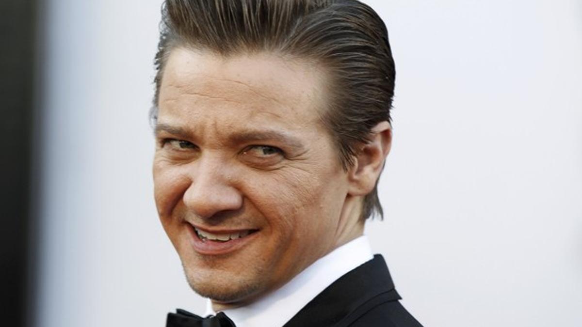 Jeremy Renner sigue en la UCI tras ser operado de un traumatismo torácico