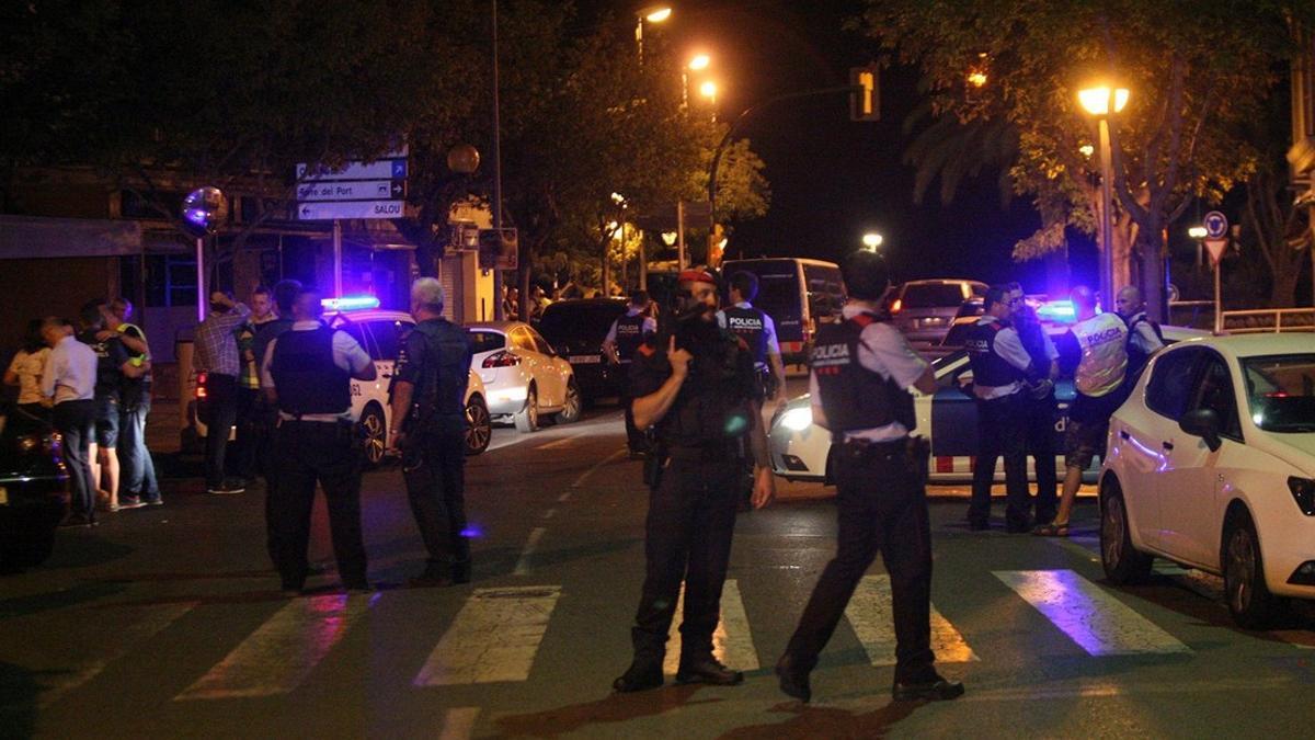 Los Mossos d Esquadra abaten cuatro presuntos terroristas en Cambrils.