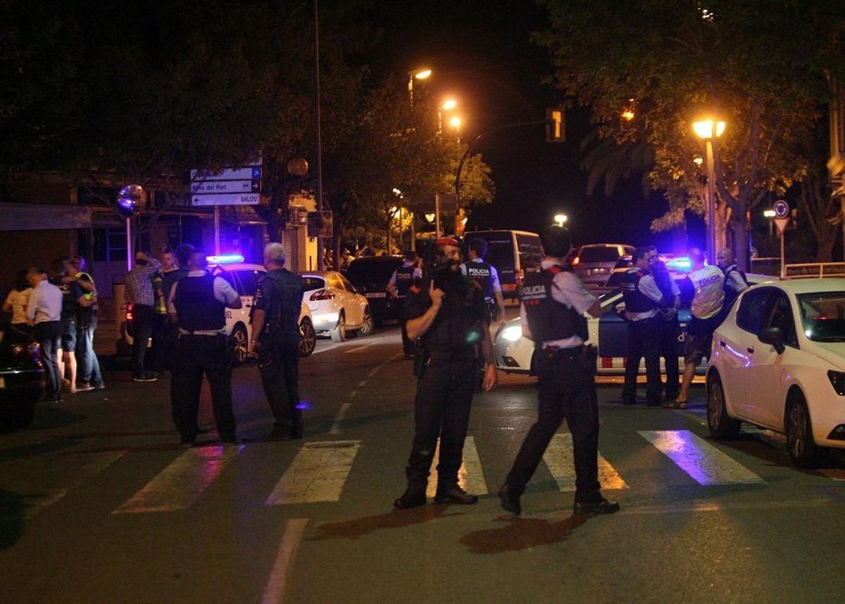 GRA0014 CAMBRILS Tarragona 18 8 2017 - Los Mossos d Esquadra han abatido esta noche a cuatro presuntos terroristas en Cambrils Tarragona y han herido a un quinto miembro del grupo en una operacion relacionada con un posible atentado terrorista en esta localidad cometido al arrollar con un vehiculo a varias persona Los Mossos d Esquadra han informado de que los cuatro presuntos miembros de la celula habrian embestido con el vehiculo a varias personas en el centro de Cambrils que han quedado heridas Despues del atentado los Mossos han interceptado a los terroristas y han abatido a tiros a cuatro de ellos mientras un quinto componente ha quedado herido de gravedad En la foto agentes acordonando la zona donde se produjo el tiroteo EFE Jaume Sellart GRA0014 CAMBRILS Tarragona 18 8 2017 - Los Mossos d Esquadra han abatido esta noche a cuatro presuntos terroristas en Cambrils Tarragona y han herido a un quinto miembro del grupo en una operacion relacionada con un posible atentado terrorista en esta localidad cometido al arrollar con un vehiculo a varias persona Los Mossos d Esquadra han informado de que los cuatro presuntos miembros de la celula habrian embestido con el vehiculo a varias personas en el centro de Cambrils que han quedado heridas Despues del atentado los Mossos han interceptado a los terroristas y han abatido a tiros a cuatro de ellos mientras un quinto componente ha quedado herido de gravedad En la foto agentes acordonando la zona donde se produjo el tiroteo EFE Jaume Sellart