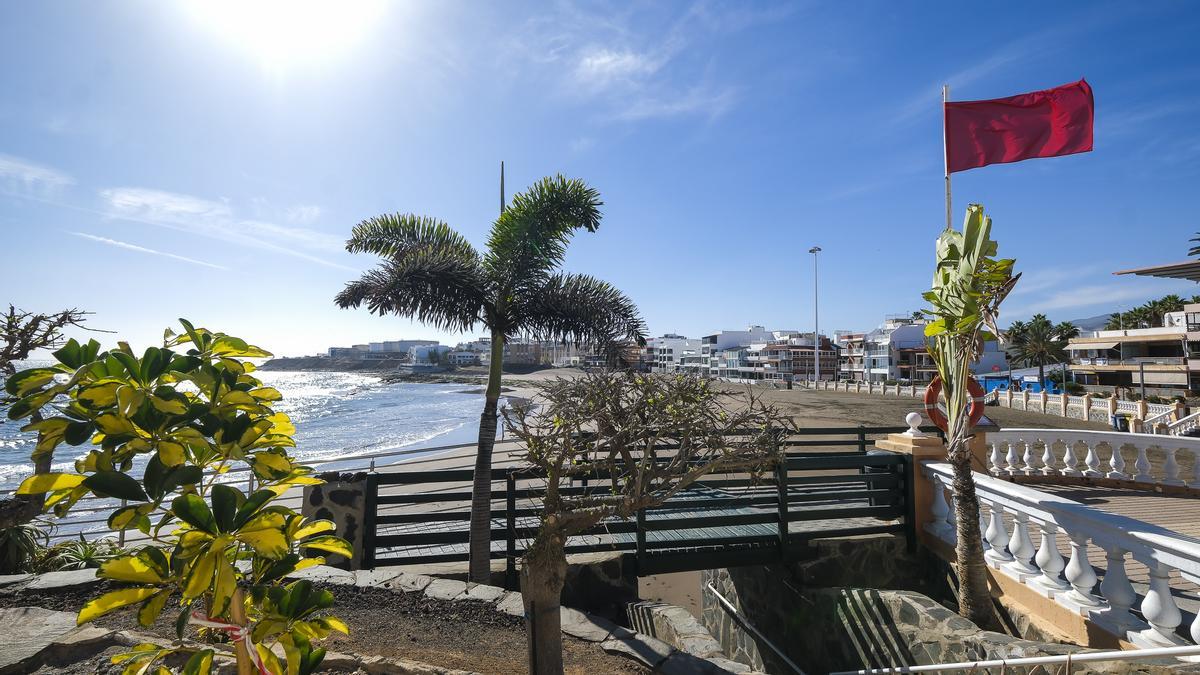 Playa de Salinetas con la bandera roja izada.