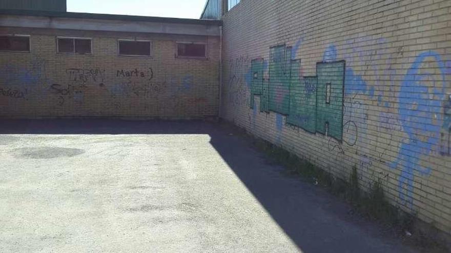 Los grafiteros cubrirán hoy las pintadas que afean el colegio.