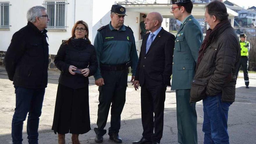La presidenta de la Diputación y el subdelegado durante su visita ayer al cuartel de Puebla .