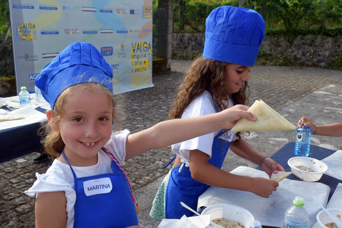 Participantes en el taller de cocina infantil que tiene a la anguila como protagonista, en Valga.