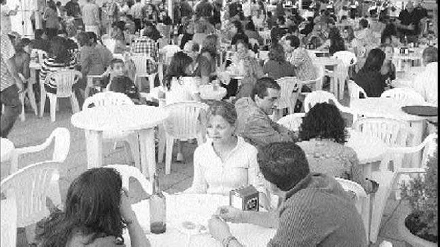 Asistentes al Festival de la tapa, ayer por la tarde, después de la inauguración.