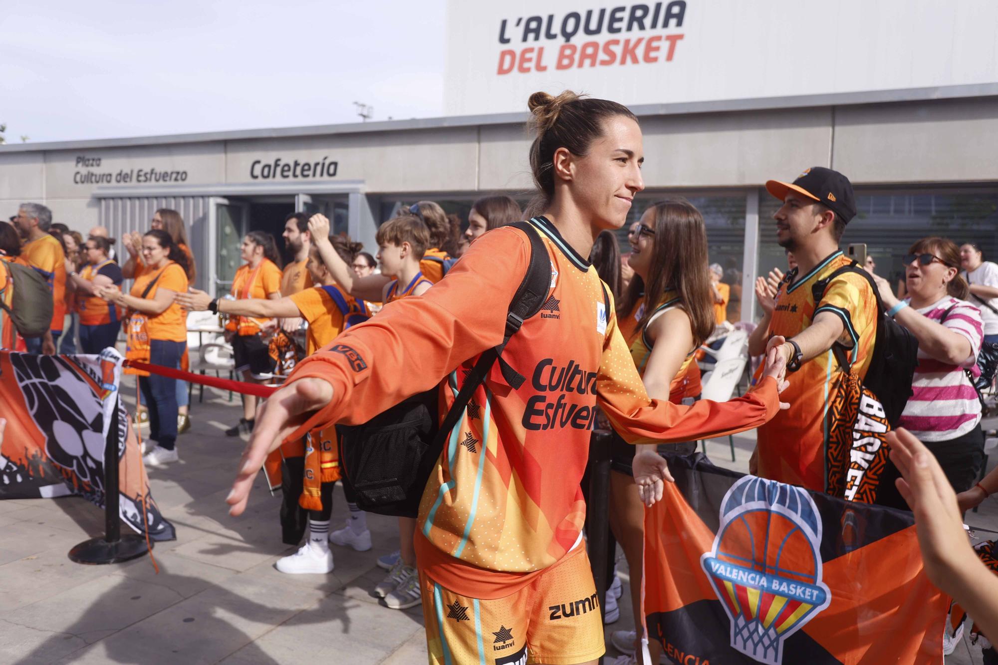 Así fue el recibimiento de los aficionados de Valencia Basket  antes de enfrentarse al  Perfumerías