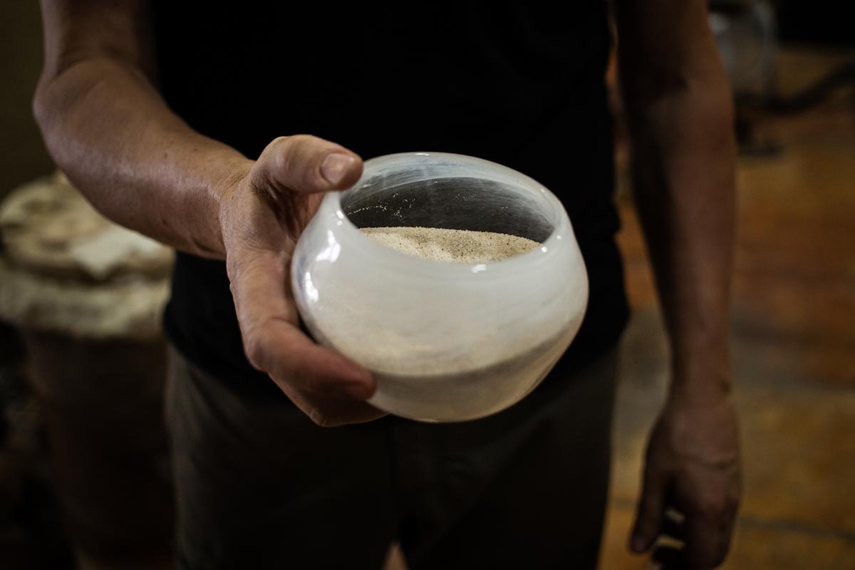 Luís Machí muestra el sílice con el que crea parte de su fórmula de vidrio.