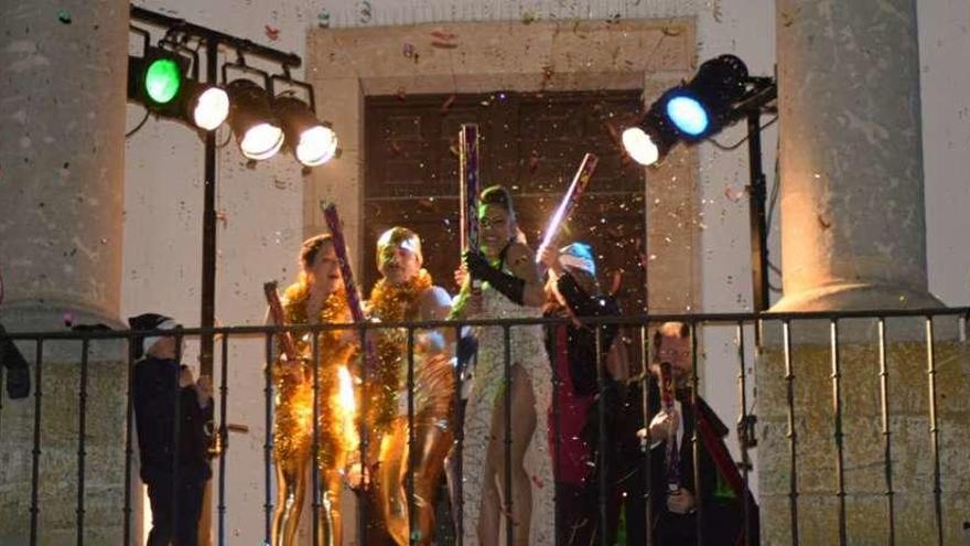 Los socios fundadores de La Movida dan la bienvenida al 2018 desde la balconada del Ayuntamiento de Toro.