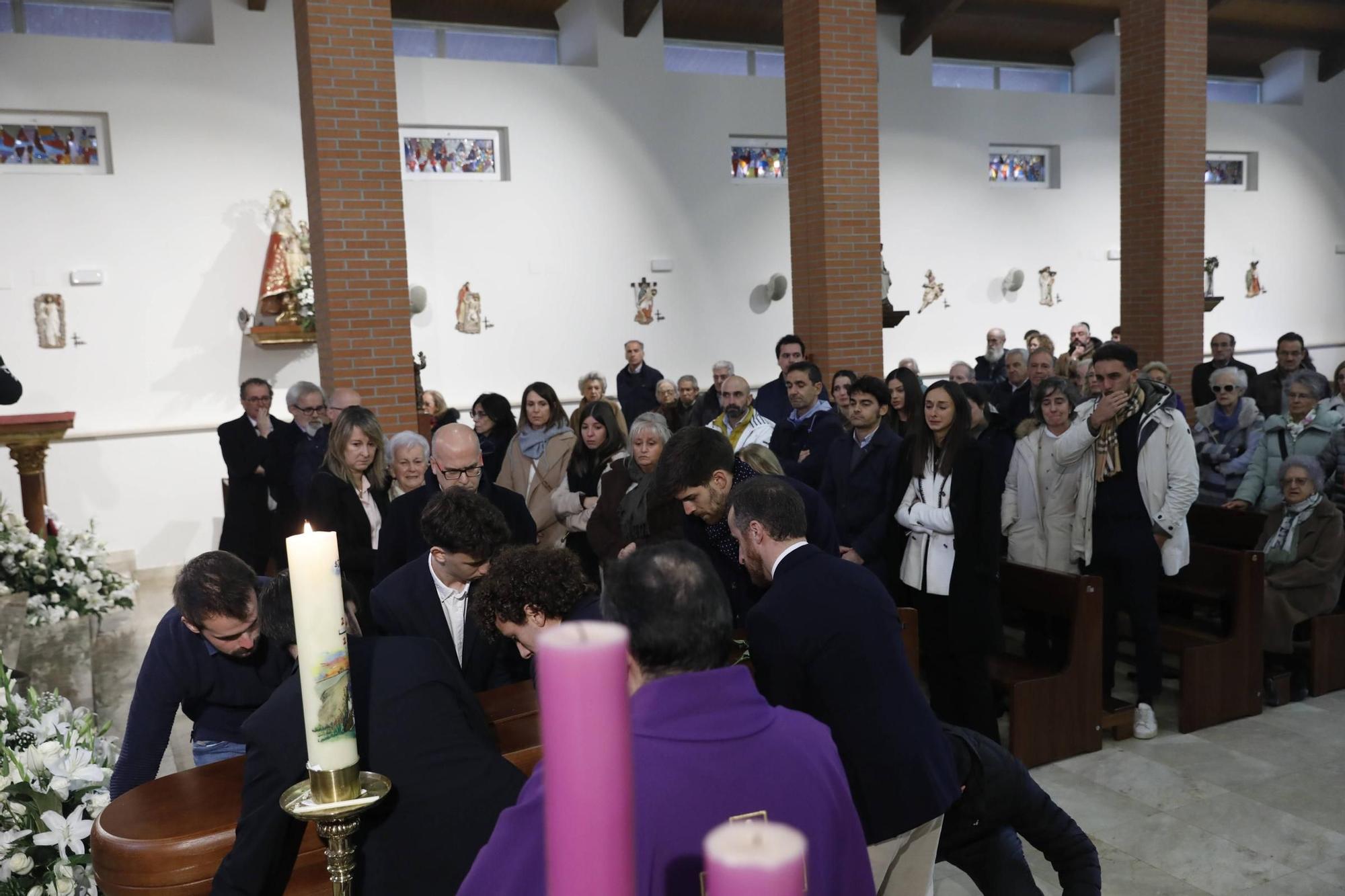 El funeral por Roberto Entrialgo, exdirectivo y precursor de la mejor época del Sporting, en imágenes