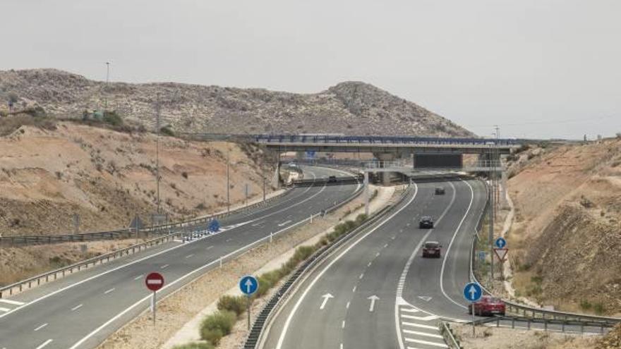 Imagen de la autopista de circunvalación de Alicante a su paso por San Vicente del Raspeig, con el escaso tráfico habitual.