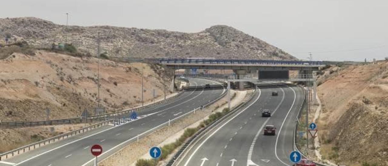 Imagen de la autopista de circunvalación de Alicante a su paso por San Vicente del Raspeig, con el escaso tráfico habitual.