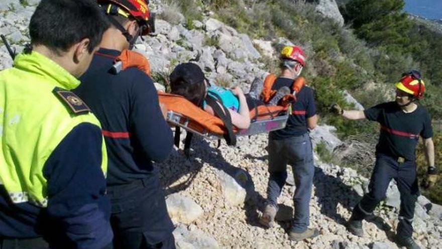 Un momento del rescate realizado ayer por los bomberos del parque de Benidorm en Bérnia.
