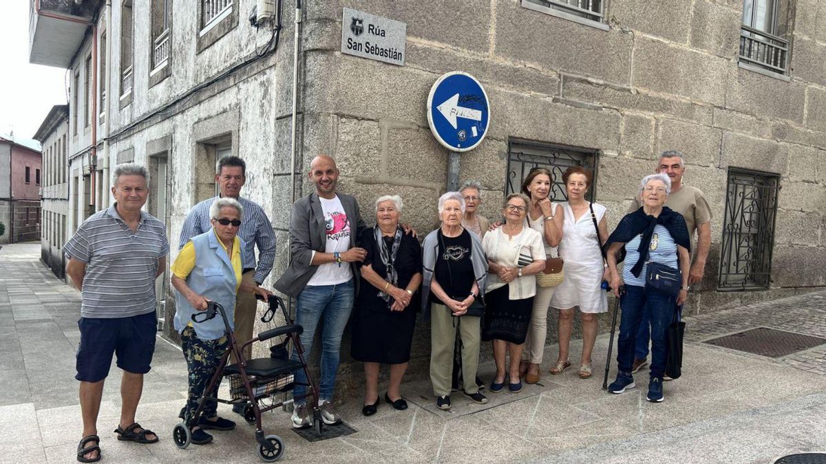 El alcalde, Alejandro Lorenzo, inaugura la calle San Sebastián junto a vecinos y vecinas.