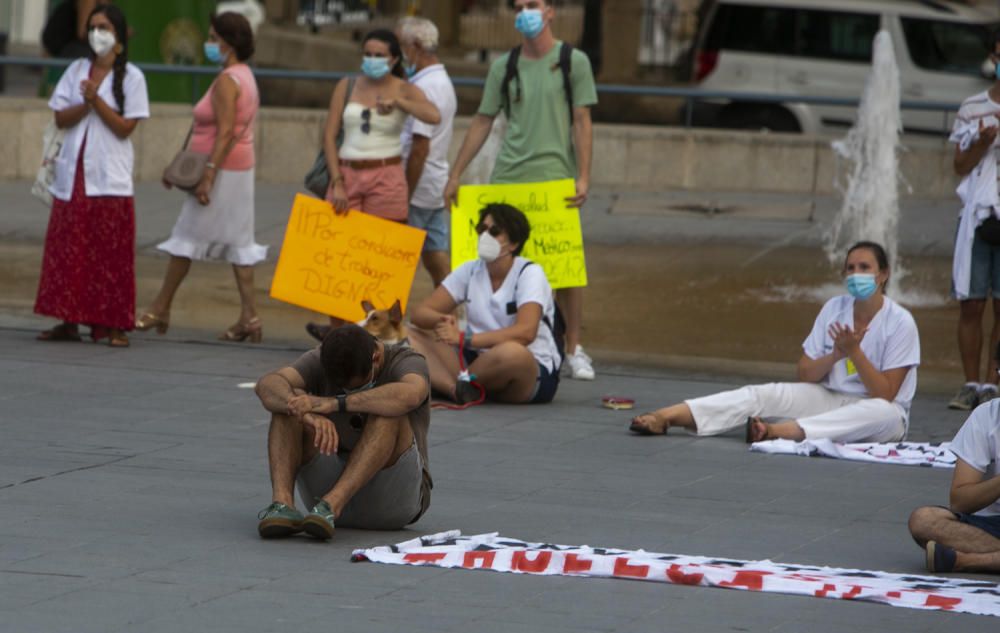 Los médicos residentes echan en cara a la consellera Barceló que Madrid ya ha llegado a un acuerdo y ha dado fin a la huelga.