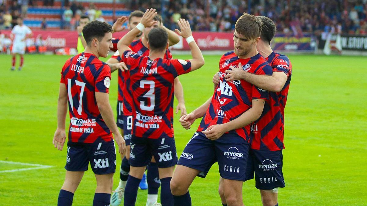 Los jugadores del Yeclano Deportivo, celebrando el gol de Salinas. | PASCUAL AGUILERA