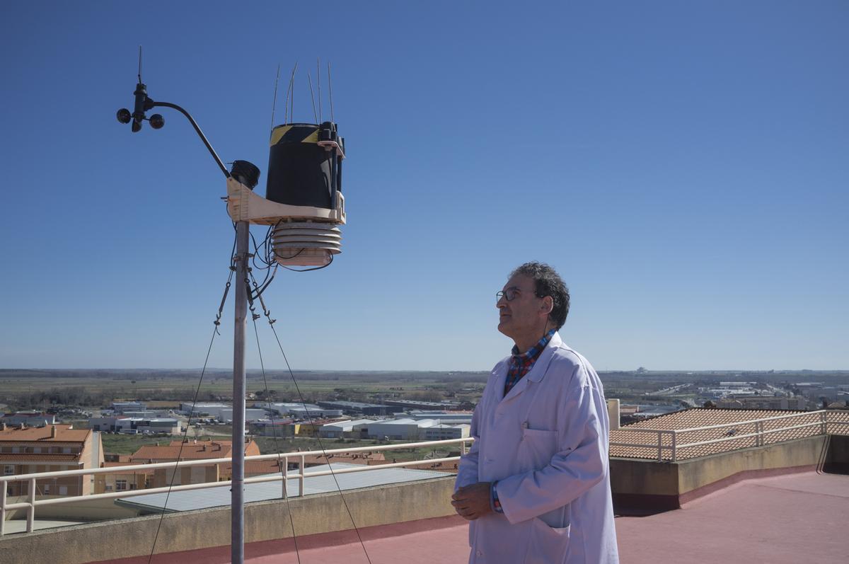 Pérez Aguado observando una de las dos estaciones meteorológicas.