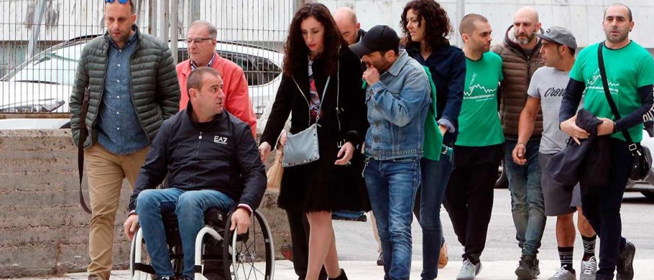 La víctima del siniestro (en silla de ruedas), a su entrada en los juzgados de Vigo cuando se celebró la vista penal, en junio de 2018. // Marta G.Brea