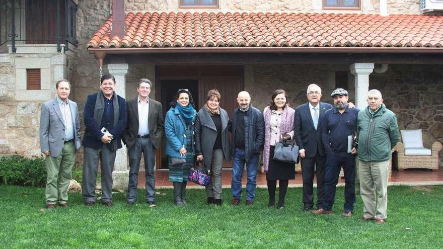 Organizadores de la Romaría de San Lorenzo e invitados, ayer, en el restaurante Porta do Sol. // Bernabé