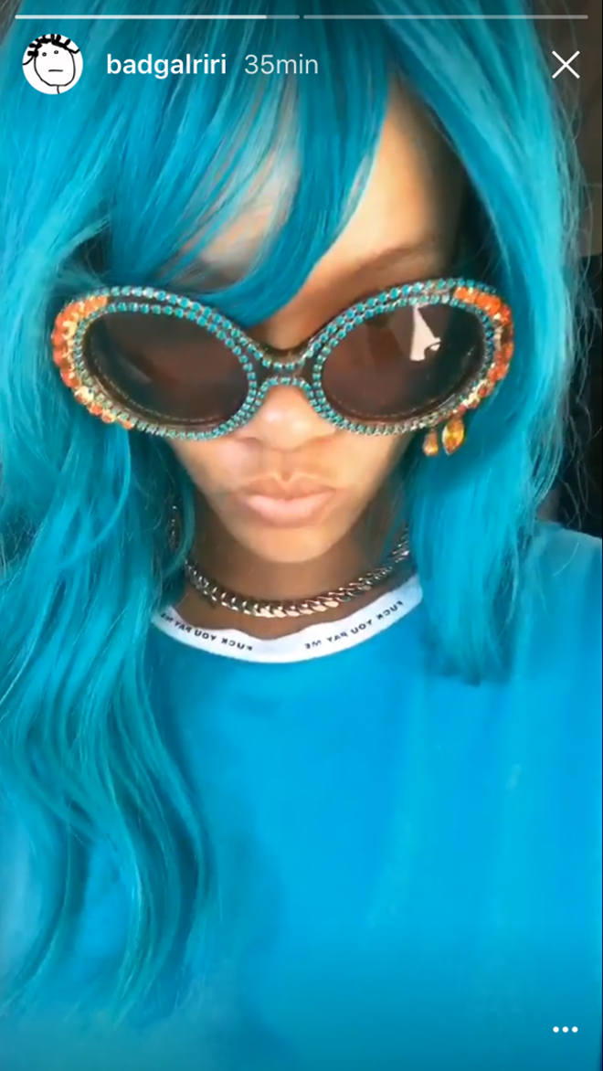 Rihanna presumiendo de total look azul