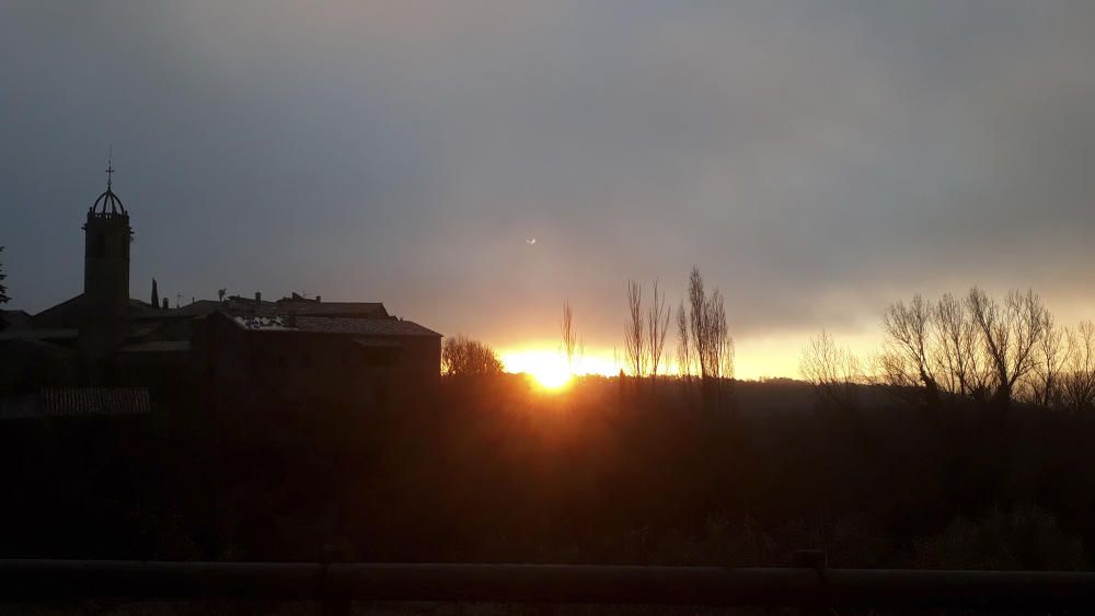 Su. A les comarques del Solsonès i la Segarra, la boira era bastant intensa. Al poble de Su, magnífic lloc per fer-hi un bon dinar, la boira es veia abans i després de sortir el sol.