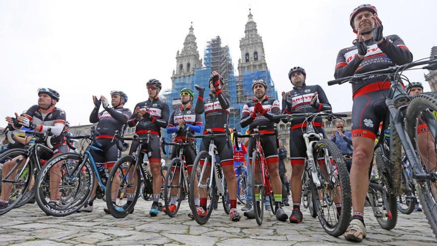 Concentración de ciclistas en Santiago de Compostela. // EFE