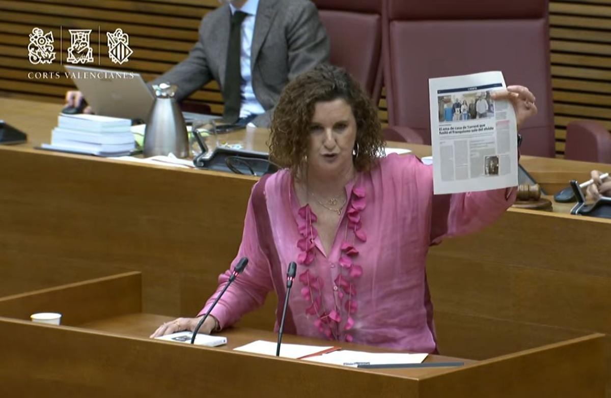 Mercedes Caballero enseña la página de Levante-EMV que cuenta la historia de Trinidad Garrigues