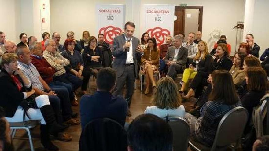 El alcalde, ayer en un encuentro con grupos de folk de la ciudad.