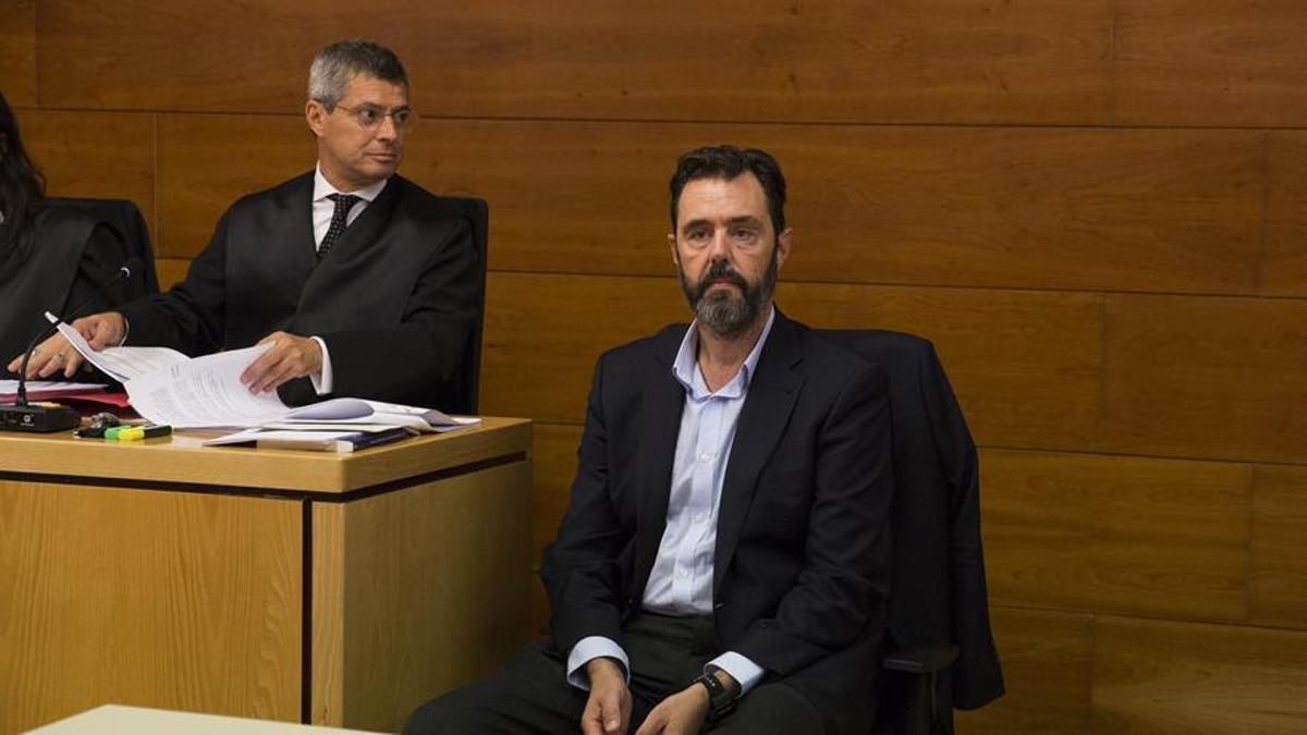 Miguel López junto a su abogado (a la izquierda) el día que comenzó el primer juicio.