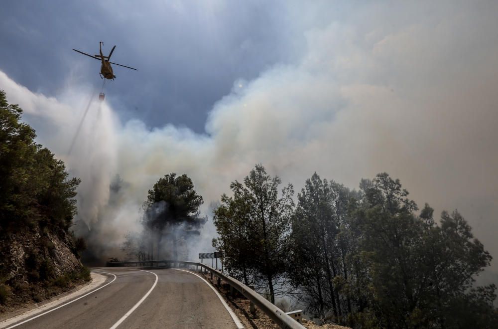 Los bomberos luchan contra el fuego en Guadalest