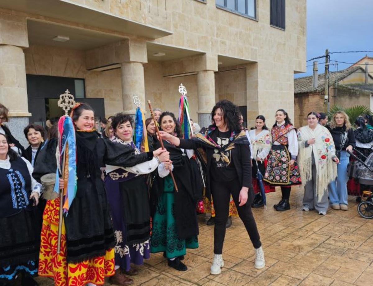 La alcaldesa de Pajares entrega el bastón.