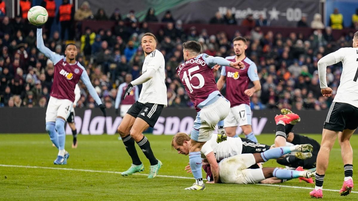 Alex Moreno, durante la acción del gol que dio la victoria la Aston Villfrente al Legia Varsovia