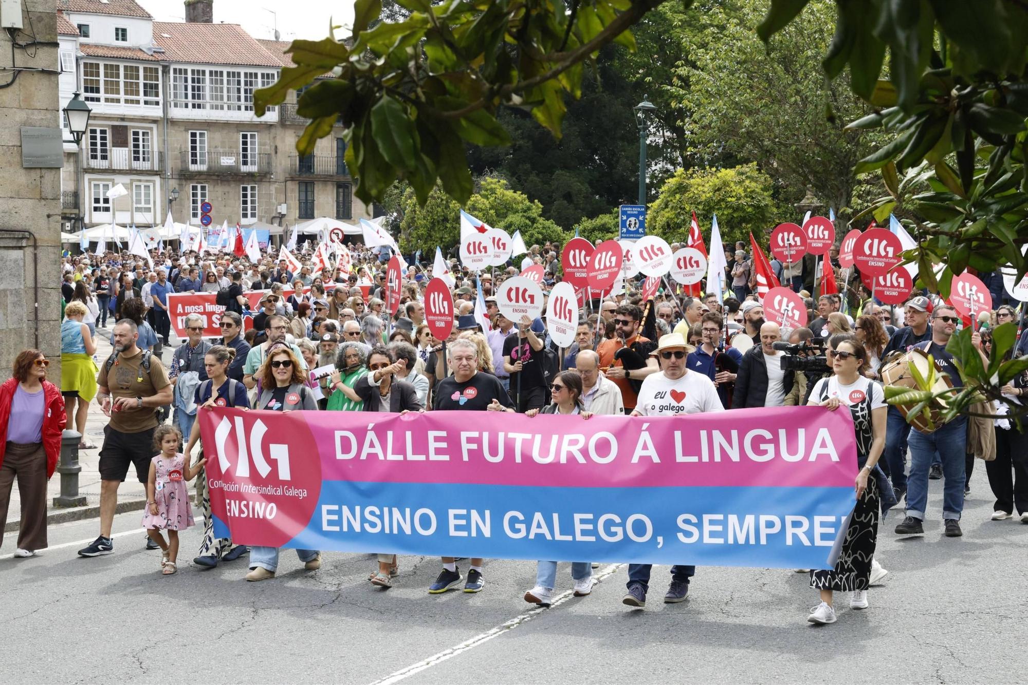 Miles de persoas toman as rúas de Santiago en defensa do galego