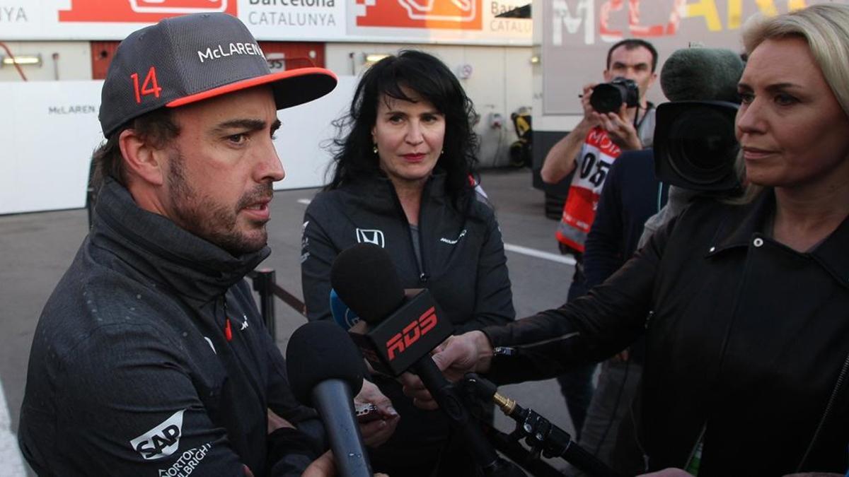 Fernando  Alonso, en el paddock de Barcelona