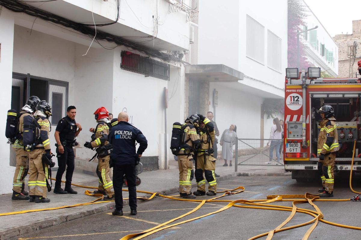 Galería de imágenes del incendio en los bajos del antiguo cine Cartago de Ibiza