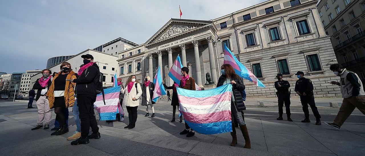 La presidenta de la Federación Plataforma Trans, Mar Cambrollé, acompañada de presidentes y presidentas de colectivos trans y Asociaciones de Familias de toda España, comparecen ante los medios por la Ley Trans y anuncian el inicio de una huelga de hambre.