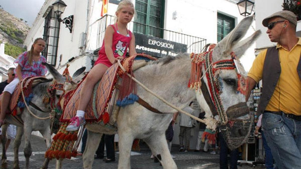 Burro taxi de Mijas con dos niñas