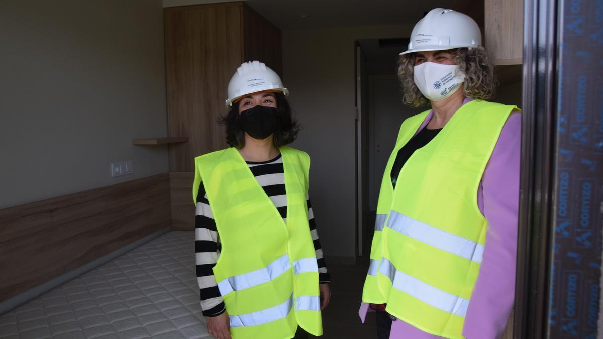 La directora de la residencia, María José Peñalver, y la rectora, Beatriz Miguel, en una de las habitaciones piloto.