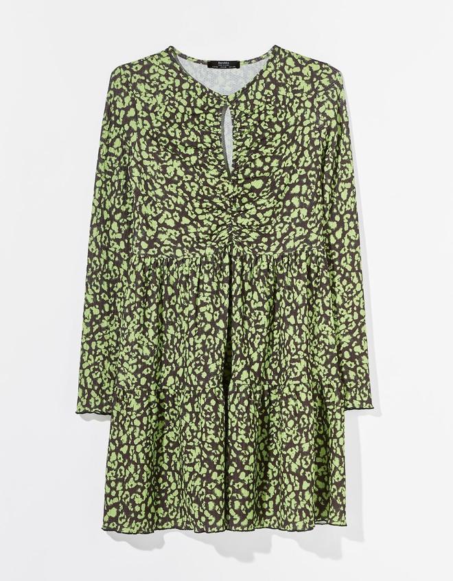 Vestido babydoll estampado con abertura, de Bershka (17,99 euros)