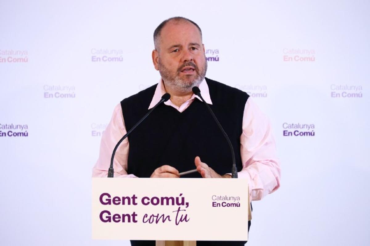 El portavoz de Catalunya en Comú, Joan Mena, en rueda de prensa este lunes