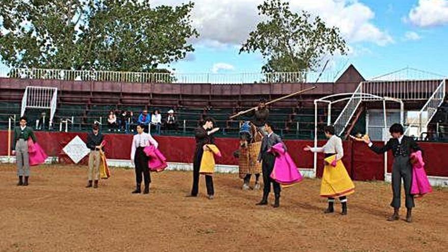 Presentación de novilleros en la plaza de toros de El Pego ayer tarde.