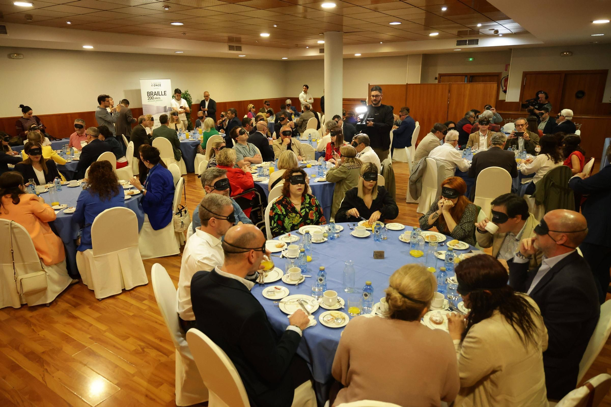Fotogalería | Desayuno a ciegas para ponerse en la piel de las personas invidentes
