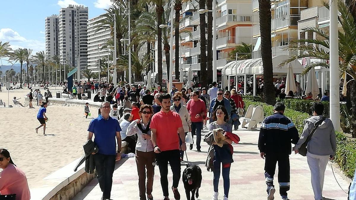 El paseo marítimo de Cullera repleto de visitantes.