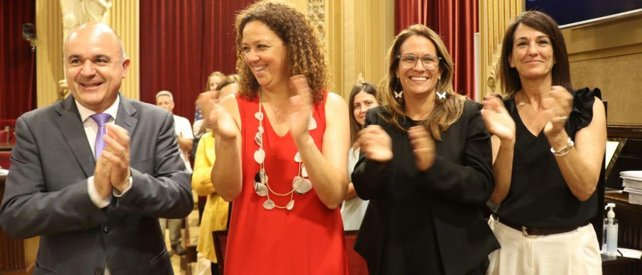 El presidente del Consell de Ibiza, Vicent Marí, ayer en el Parlament junto a sus homólogas de Mallorca, Cati Cladera, Menorca, Susana Mora, y Formentera, Ana Juan. | P. B.