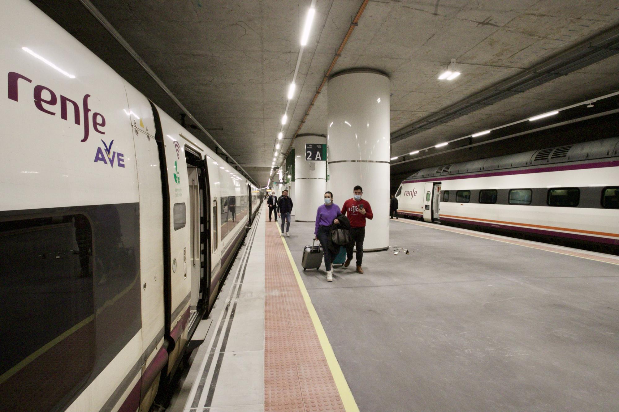 Así ha sido el primer día del AVE Murcia-Madrid y de Cercanías Avant en la estación del Carmen
