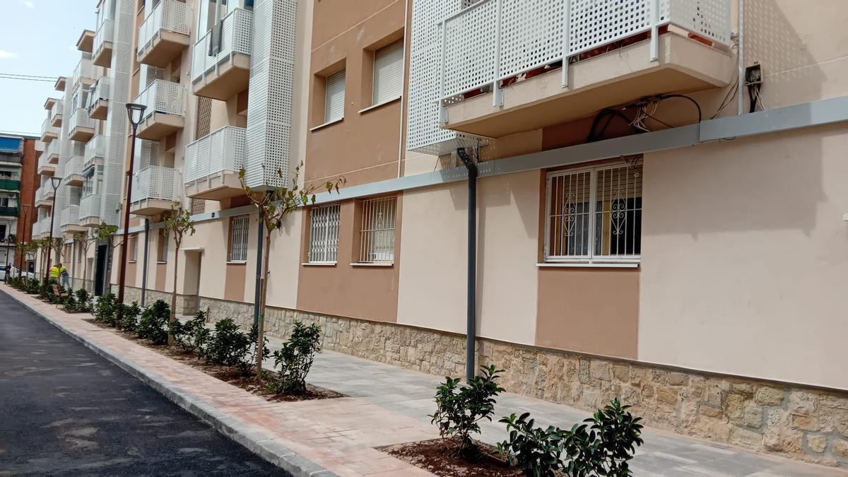 Calle Navarregui, con nuevo asfalto y las fachadas con eficiencia energética