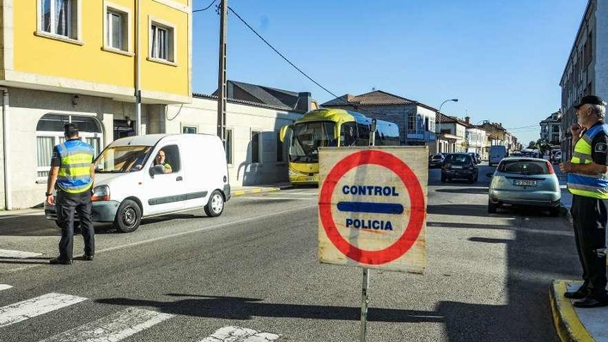 Control de la Policía Local de A Illa en la avenida de A Ponte. // Iñaki Abella