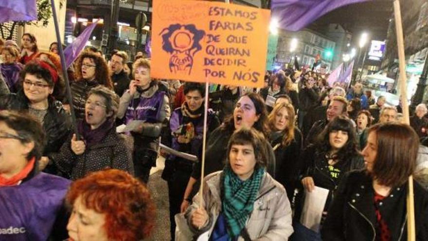 Un momento de la marcha por las calles de Vigo, que conmemora el 8 de marzo .  // R. Grobas