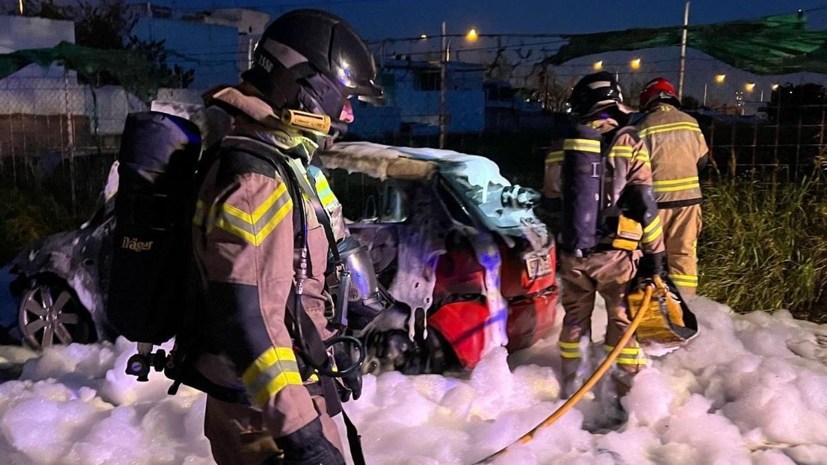 Arde un coche en el polígono Can Bufí de Ibiza.
