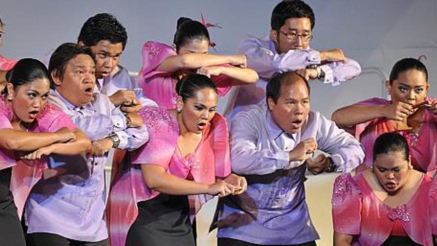 Un momento de la actuación del coro de la Universidad de Santo Tomás de Manila que ha arrasado en esta LVI edición.